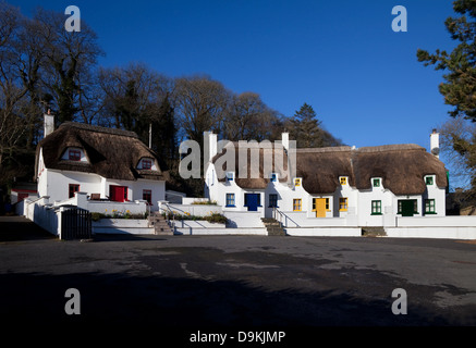 Strohgedeckte Hütten in der Nähe von Dunmore Strand, Fischerhafen Dunmore East, Grafschaft Waterford, Irland Stockfoto