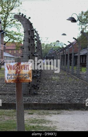 Stacheldrahtzaun im staatlichen Museum Auschwitz-Birkenau. Stockfoto