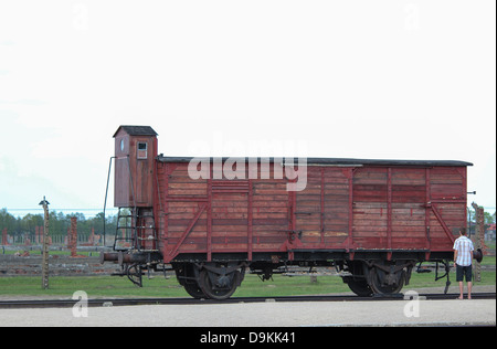 Ein Mann steht eine Kutsche im staatlichen Museum Auschwitz-Birkenau. Stockfoto