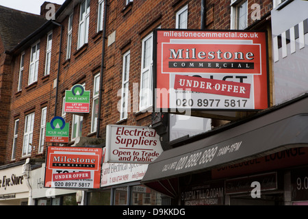 UK, Middlesex, Twickenham, Returning Vertrauen im Markt für gewerbliche Immobilien, lassen Sie sich durch und unter Angebot Schilder an Geschäften Stockfoto