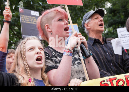 London, UK. 21. Juni 2013.  Demonstranten skandieren Parolen vor der türkischen Botschaft in London als britische Türken und TUC Gewerkschaftsmitglieder gegen Masse Zündungen des türkischen Gewerkschaftsmitglieder und in Solidarität mit türkischen Menschen leiden unter hartem Durchgreifen der Regierung nach Unruhen zu demonstrieren. Bildnachweis: Paul Davey/Alamy Live-Nachrichten Stockfoto