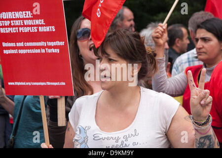 London, UK. 21. Juni 2013.  Ein Demonstrant vor der türkischen Botschaft in London macht eine "V" zu unterzeichnen, wie britische Türken und TUC Gewerkschaftsmitglieder gegen Masse Zündungen des türkischen Gewerkschaftsmitglieder zu demonstrieren und in Solidarität mit den türkischen Menschen leiden unter einer Regierung Durchgreifen folgenden Unruhen. Bildnachweis: Paul Davey/Alamy Live-Nachrichten Stockfoto