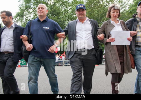 London, UK. 21. Juni 2013.  Arme verbunden, eine Delegation der Protest vor der türkischen Botschaft kreuzt die Straße um eine Nachricht an den Botschafter zum britischen Türken zuzustellen und TUC Gewerkschafter demonstrieren gegen Masse Zündungen des türkischen Gewerkschaftsmitglieder und in Solidarität mit türkischen Menschen leiden unter hartem Durchgreifen der Regierung nach Unruhen. Bildnachweis: Paul Davey/Alamy Live-Nachrichten Stockfoto