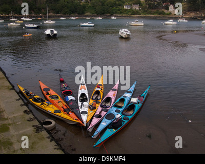 Bunte Kajaks gefesselt an der Mündung Lannion, Le Yaudet, Bretagne, Frankreich Stockfoto