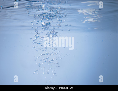 Unter Wasser aufsteigende Luftblasen Stockfoto