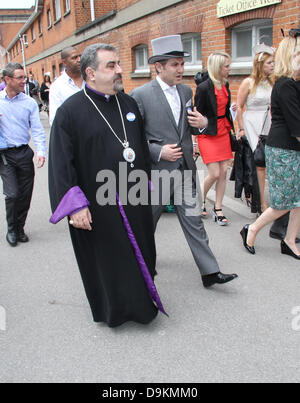 Ascot, Berkshire, UK. 21. Juni 2013.  Racegoers Tag 4 von Royal Ascot auf dem Ascot Racecourse in Ascot, England zu besuchen. © WFPA/Alamy Stockfoto