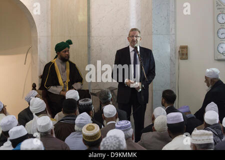 London, UK. 21. Juni 2013.  General Secretary fuer vereinen Len McCluskey bringt eine Botschaft der Solidarität beim Freitagsgebet in der muslimischen Gemeinschaft in der Brick Lane Moschee Tower Hamlets London nach der jüngsten Serie von Angriffen auf Moscheen und islamischen Zentren Credit: Amer Ghazzal/Alamy Live-Nachrichten Stockfoto