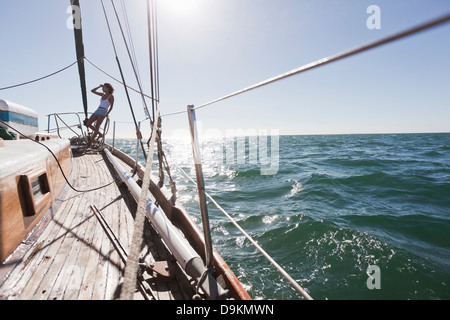 Junge Frau auf dem Deck der yacht Stockfoto