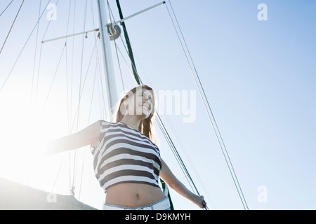 Junge Frau auf Yacht trägt gestreiftes top Stockfoto