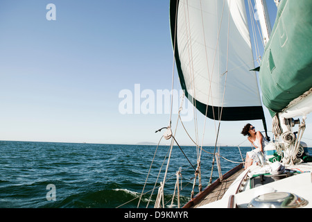 Junge Frau auf dem Deck der yacht Stockfoto