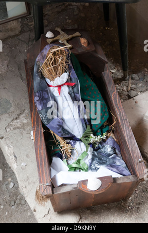 Eine traditionelle Brideag Stroh Puppe in Cille Bharra Kirche auf Hebridean Insel Barra.  DETAILS IN DER BESCHREIBUNG. Stockfoto