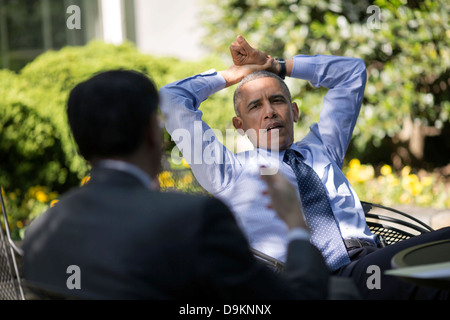 US-Präsident Barack Obama spricht mit Finanzminister Jack Lew auf der Terrasse außerhalb des Oval Office des weißen Hauses 1. Mai 2013 in Washington, DC. . Stockfoto