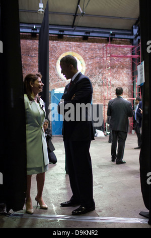 US-Präsident Barack Obama spricht mit Präsidentin Laura Chinchilla von Costa Rica hinter den Kulissen vor der Teilnahme an einer Veranstaltung mit den Führungskräften bei The Old Customs House 4. Mai 2013 in San Jose, Costa Rica. Stockfoto