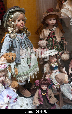 Eine Darstellung der Puppen zum Verkauf in einem französischen Schaufenster. Stockfoto