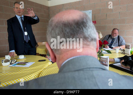 Royal Highland Show 2013, Ingleston, Edinburgh, Schottland. 21. Juni 2013.  Owen Paterson Secretary Of State for Environment, Food and Rural Affairs im Gespräch mit Journalisten Credit: Tim Scrivener/Alamy Live News Stockfoto