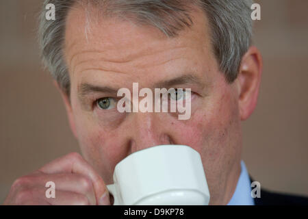 Royal Highland Show 2013, Ingleston, Edinburgh, Schottland. 21. Juni 2013.  Owen Paterson Secretary Of State for Environment, Food and Rural Affairs im Gespräch mit Journalisten Credit: Tim Scrivener/Alamy Live News Stockfoto