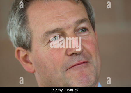 Royal Highland Show 2013, Ingleston, Edinburgh, Schottland. 21. Juni 2013.  Owen Paterson Secretary Of State for Environment, Food and Rural Affairs im Gespräch mit Journalisten Credit: Tim Scrivener/Alamy Live News Stockfoto