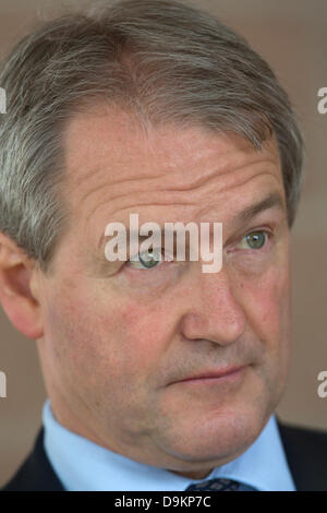 Royal Highland Show 2013, Ingleston, Edinburgh, Schottland. 21. Juni 2013.  Owen Paterson Secretary Of State for Environment, Food and Rural Affairs im Gespräch mit Journalisten Credit: Tim Scrivener/Alamy Live News Stockfoto