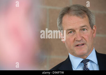 Royal Highland Show 2013, Ingleston, Edinburgh, Schottland. 21. Juni 2013.  Owen Paterson Secretary Of State for Environment, Food and Rural Affairs im Gespräch mit Journalisten Credit: Tim Scrivener/Alamy Live News Stockfoto