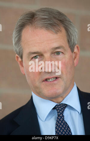 Royal Highland Show 2013, Ingleston, Edinburgh, Schottland. 21. Juni 2013.  Owen Paterson Secretary Of State for Environment, Food and Rural Affairs im Gespräch mit Journalisten Credit: Tim Scrivener/Alamy Live News Stockfoto