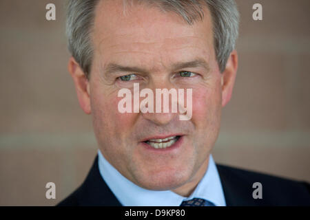 Royal Highland Show 2013, Ingleston, Edinburgh, Schottland. 21. Juni 2013.  Owen Paterson Secretary Of State for Environment, Food and Rural Affairs im Gespräch mit Journalisten Credit: Tim Scrivener/Alamy Live News Stockfoto