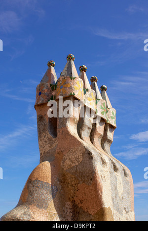 Reich verzierte Kamine auf dem Dach der Casa Batllo, Barcelona, Spanien Stockfoto