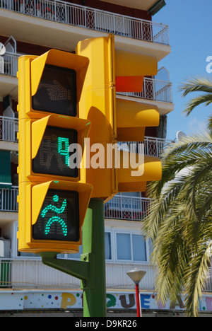 Spanische Ampel zeigt die verbleibende Zeit zum Überqueren der Straße Stockfoto