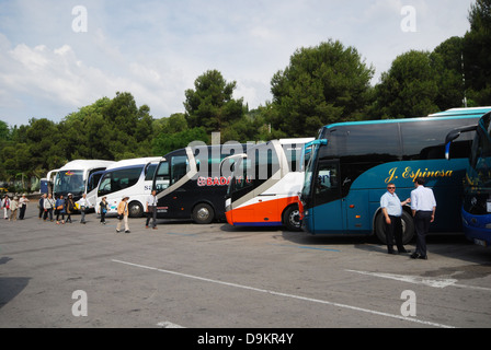 Parkplatz für Reisebusse im Parc Güell Barcelona Spanien Stockfoto