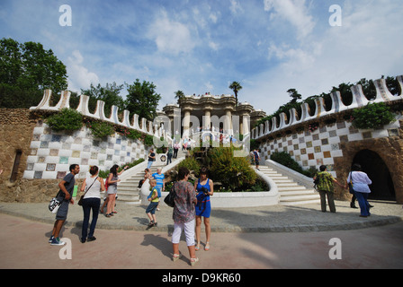 Schritte, um die berühmte Eidechse im Parc Güell Barcelona Spanien Stockfoto