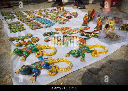 Straßenhändler verkaufen Schmuck im Parc Güell Barcelona Stockfoto