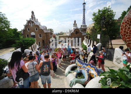 Massen an die berühmte Eidechse im Parc Güell Barcelona Spanien Stockfoto