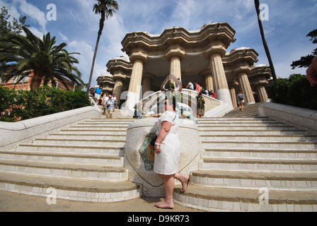 Massen an die berühmte Eidechse im Parc Güell Barcelona Spanien Stockfoto