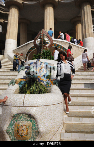 Massen an die berühmte Eidechse im Parc Güell Barcelona Spanien Stockfoto