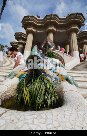 Massen an die berühmte Eidechse im Parc Güell Barcelona Spanien Stockfoto