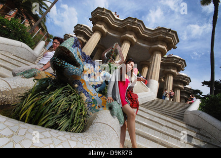 Massen an die berühmte Eidechse im Parc Güell Barcelona Spanien Stockfoto