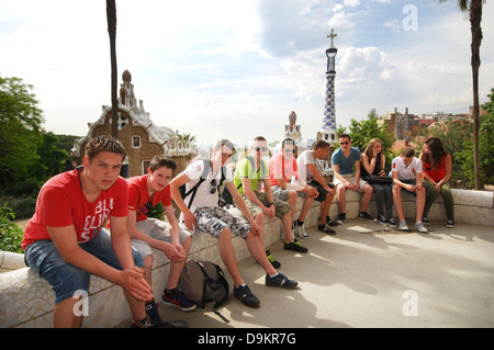 Touristen im Parc Güell mit Blick über Barcelona Spanien Stockfoto