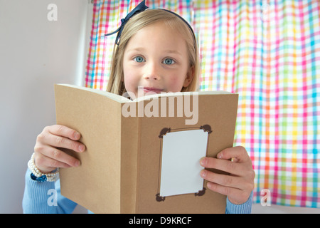 Porträt des jungen Mädchens Buch Stockfoto