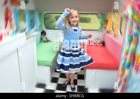 Porträt der jungen Mädchen tanzen in Wohnwagen Stockfoto