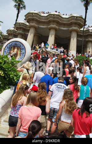 Massen an die berühmte Eidechse im Parc Güell Barcelona Spanien Stockfoto