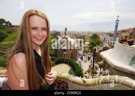 Tourist im Parc Güell mit Blick über Barcelona Spanien Stockfoto