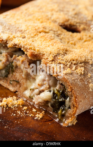 Frische hausgemachte italienische Calzone mit Wurst und Spinat Stockfoto