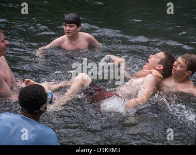 Jungs im Teenageralter toben in den Gewässern der Manatee Springs State Park auf dem Suwannee River in North Florida. Stockfoto