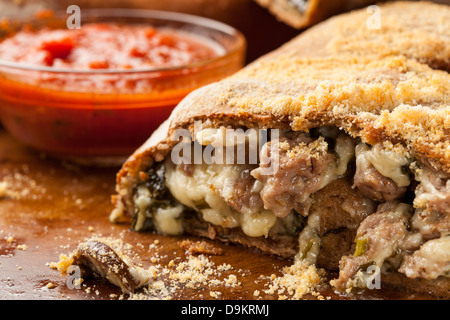 Frische hausgemachte italienische Calzone mit Wurst und Spinat Stockfoto