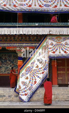 Buddhistische Mönche Dekoration einen Betsaal in Labuleng Si oder Labrang Kloster, eines der sechs großen Klöster der Gelug Schule des tibetischen Buddhismus liegt am Fuße des Berges "Phoenix" nordwestlich von Xiahe County in Gannan tibetischen Nationalität autonomen Präfektur, Provinz Gansu, China Stockfoto
