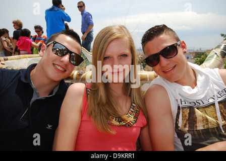 Touristen im Parc Güell mit Blick über Barcelona Spanien Stockfoto