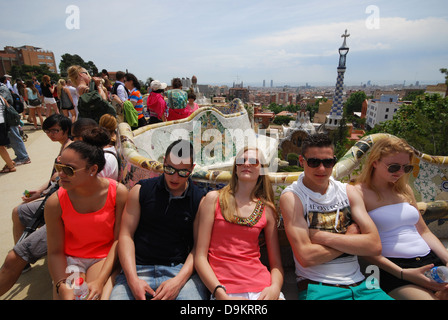 Touristen im Parc Güell mit Blick über Barcelona Spanien Stockfoto