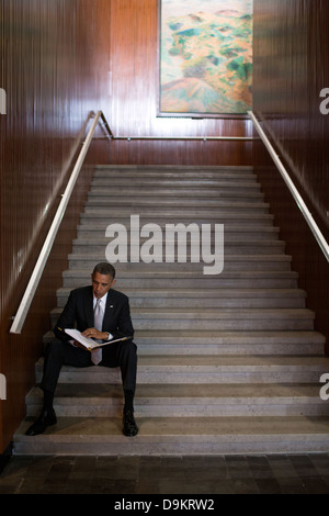 US-Präsident Barack Obama Bewertungen ein Dokument vor der Auslieferung Bemerkungen an das anthropologische Museum 3. Mai 2013 in Mexico City, Mexiko. Stockfoto