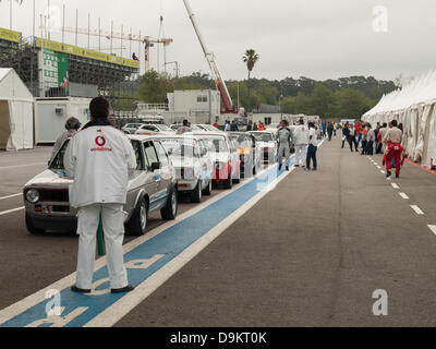 Porto, Portugal, 21. Juni 2013. Circuito da Boavista historischen Grand Prix 2013. Klassische Super Lager Trophy, freies Training und Qualifying.  Fahrerlager Line-up vor betreten die Rennstrecke Credit: Daniel Amado/Alamy Live News Stockfoto