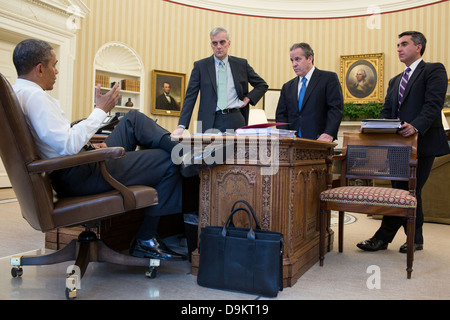 US-Präsident Barack Obama spricht mit senior Berater im Oval Office des weißen Hauses 8. Mai 2013 in Washington, DC. Stehend, von links, sind: Chef des Stabes Denis McDonough; Nationalen wirtschaftlichen Rat Direktor Gene Sperling; und Miguel Rodriguez, Director of Legislative Affairs. Stockfoto