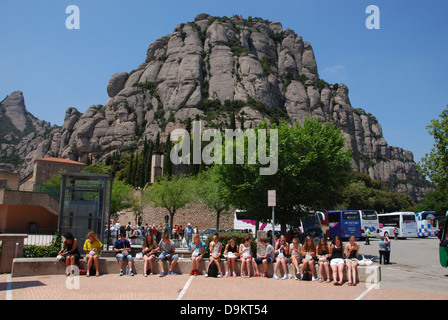 Eine Gruppe von Studenten vor den Bergen von Montserrat Katalonien Spanien Europa Stockfoto